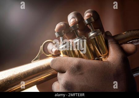 Ein Mann spielt Jazzmusik am 4. Tag Stockfoto