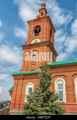 Kopeysk, Region Tscheljabinsk, Russland - 17. April 2022. Kirche der Fürsprache der Heiligen Mutter Gottes. Stockfoto