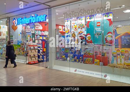 Entertainer Einzelhandel Spielwarenladen Vorderseite Xmas Schaufenster Display & Business Marke Schild über Eingang in Lakeside Shopping Centre Shop überdachte Shopping Mall UK Stockfoto