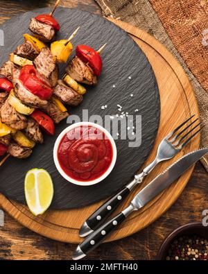 Draufsicht köstlicher Kebab Schiefer mit Ketchup Besteck Stockfoto