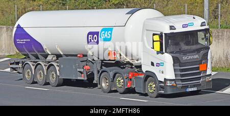 FloGas-Tankwagen für den Großhandel Vorderseite des weißen Scania LKW-Anhängers und Knickgelenkanhängers mit Hinweisschildern zu Chemikalien auf der britischen Autobahn Stockfoto