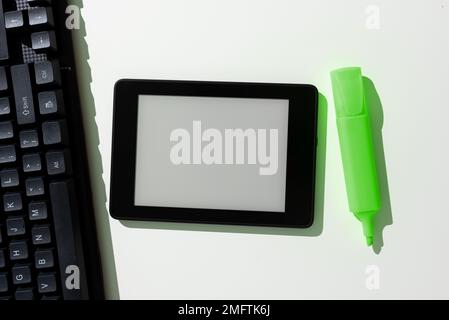 Tablet-Bildschirm Mit Wichtigen Ideen Und Notizen Auf Dem Schreibtisch Stockfoto