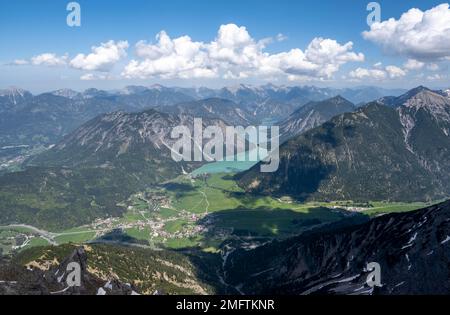 Blick von Thaneller auf Plansee und östliche Lechtalalpen, Tirol, Österreich Stockfoto