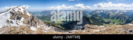 Blick vom Gipfel von Thaneller zum Plansee und den östlichen Lechtalalpen, Tirol, Österreich Stockfoto