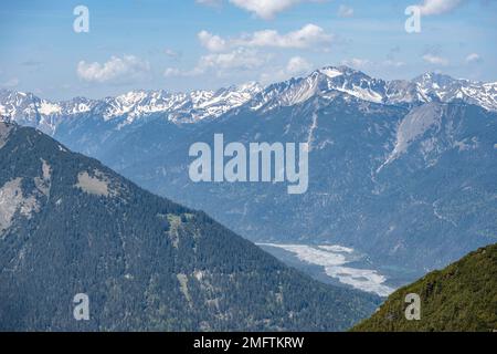 Blick von Thaneller auf den wilden Fluss Lech im Lech-Tal, Tirol, Österreich Stockfoto