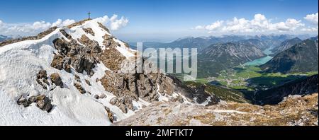 Blick vom Gipfel von Thaneller zum Plansee und den östlichen Lechtalalpen, Tirol, Österreich Stockfoto