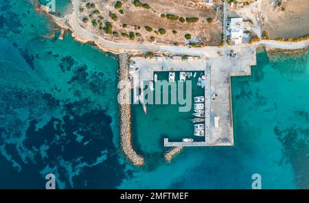 Hafen von Koufonisia, Luftaufnahme, Nisida Koufonision Insel, Koufonisia Inselgruppe innerhalb der kleinen Kykladen, Griechenland Stockfoto