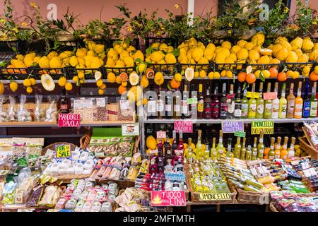 Verschiedene Süßigkeiten, Likör und gelbe Zitronen werden im alten Teil des Touristenziels Taormina zum Verkauf angeboten. Stockfoto