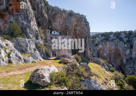 Altes byzantinisches Kloster des Eies auf einem Felsen, Iera Moni Agiou Dimitriou Augou, Peloponnes, Griechenland Stockfoto