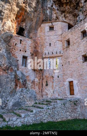 Altes byzantinisches Kloster des Eies auf einem Felsen, Iera Moni Agiou Dimitriou Augou, Peloponnes, Griechenland Stockfoto