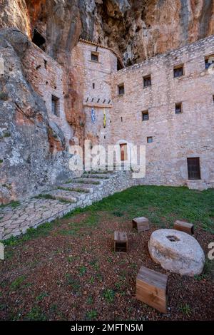 Altes byzantinisches Kloster des Eies auf einem Felsen, Iera Moni Agiou Dimitriou Augou, Peloponnes, Griechenland Stockfoto