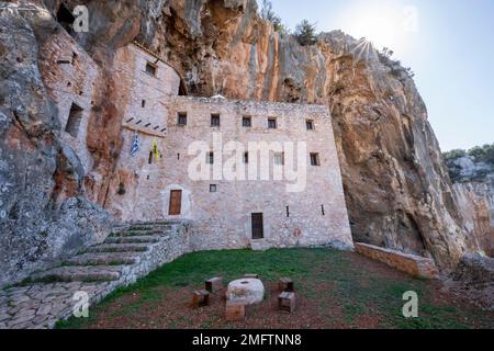 Altes byzantinisches Kloster des Eies auf einem Felsen, Iera Moni Agiou Dimitriou Augou, Peloponnes, Griechenland Stockfoto