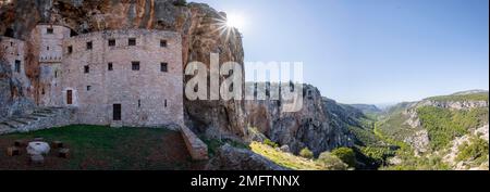 Altes byzantinisches Kloster des Eies auf einem Felsen, Iera Moni Agiou Dimitriou Augou, Peloponnes, Griechenland Stockfoto