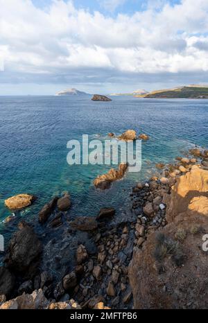 Marmorsäulen liegen im Meer, Tempel des Poseidon, Kap Sounion, Attika, Griechenland Stockfoto