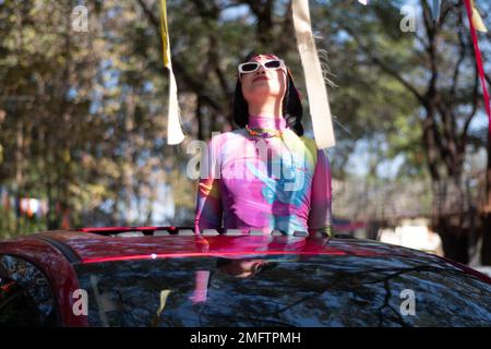 Frauen stehen beim Sommermusikfestival aus dem Schiebedach Stockfoto