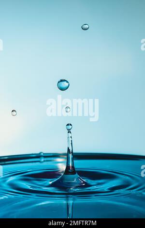 Wasser Tropfen Splash (flachen DOF mit Fokus auf Top Drop) Stockfoto