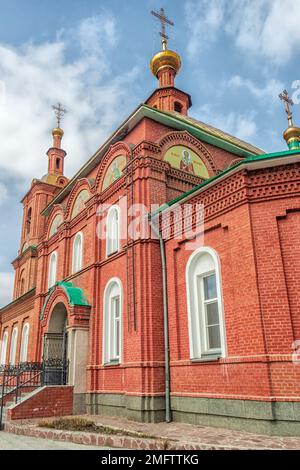 Kopeysk, Region Tscheljabinsk, Russland - 17. April 2022. Kirche der Fürsprache der Heiligen Mutter Gottes. Stockfoto