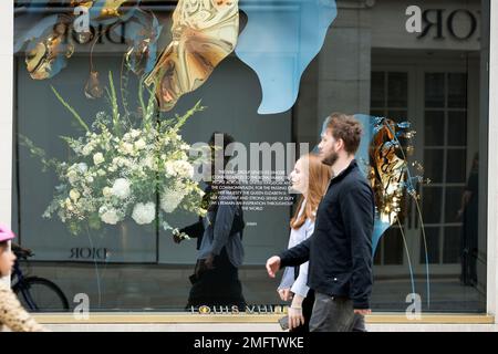 Eine Nachricht wird in einem Schaufenster im Zentrum von London nach dem Tod von Königin Elizabeth II. Angezeigt Stockfoto