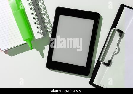Tablet-Bildschirm Mit Wichtigen Ideen Und Notizen, Die Auf Den Schreibtisch Geklebt Werden Stockfoto