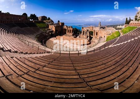 Das antike Theater, Teatro antico, ein antikes griechisches Theater, erbaut im 3. Jahrhundert v. Chr., eine der wichtigsten Sehenswürdigkeiten des Touristenziels von Stockfoto