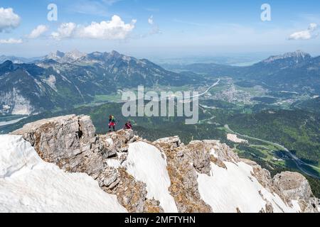 Wanderer, Blick von Thaneller, östliche Lechtaler Alpen, Tirol, Österreich Stockfoto