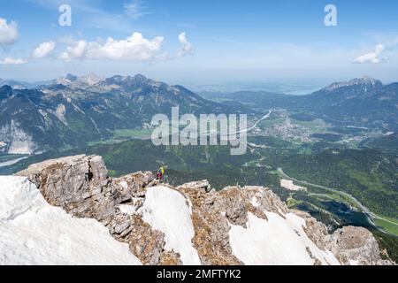 Wanderer, Blick von Thaneller, östliche Lechtaler Alpen, Tirol, Österreich Stockfoto