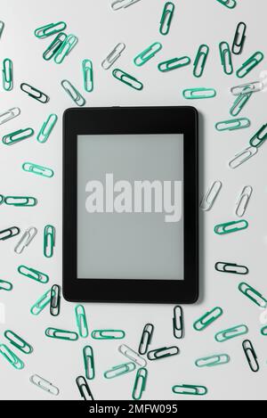 Tablet-Bildschirm mit wichtigen Ideen und grünen Büroklammern am Schreibtisch Stockfoto