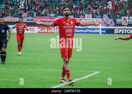 Indonesien. 25. Januar 2023. Abdulla Yusuf Helal (Bahrain National Team Player) feiert nach einem Tor gegen PSM Makassar in der Fortsetzung des Fußballspiels der Indonesischen Liga 1 in Woche 20 im Patriot Candrabhaga Stadium, West Java. Persija Jakarta konnte dank der Tore von Abdulla Yusuf Helal (2) und Aji Kusuma (2) mit 4-2 Punkten gewinnen. (Foto: Ahmad Soleh/Sipa USA) Guthaben: SIPA USA/Alamy Live News Stockfoto