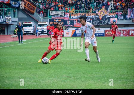 Indonesien. 25. Januar 2023. Riko Simanjutak (Rot) (Persija Jakarta) versucht, die PSM Makassar-Spieler bei der Fortsetzung des Fußballspiels der Indonesischen Liga 1 in Woche 20 im Patriot Candrabhaga Stadium, West Java, zu überholen. Persija Jakarta konnte dank der Tore von Abdulla Yusuf Helal (2) und Aji Kusuma (2) mit 4-2 Punkten gewinnen. (Foto: Ahmad Soleh/Sipa USA) Guthaben: SIPA USA/Alamy Live News Stockfoto