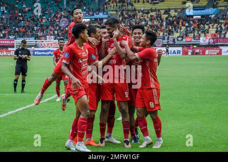 Indonesien. 25. Januar 2023. Der Persija-Spieler feiert, nachdem er bei der Fortsetzung des indonesischen Fußballspiels Woche 1 im Patriot Candrabhaga Stadium, West Java, ein Tor gegen PSM Makassar geschossen hat. Das Spiel der indonesischen Liga 20 findet in der Woche statt. Persija Jakarta konnte dank der Tore von Abdulla Yusuf Helal (2) und Aji Kusuma (2) mit 4-2 Punkten gewinnen. (Foto: Ahmad Soleh/Sipa USA) Guthaben: SIPA USA/Alamy Live News Stockfoto