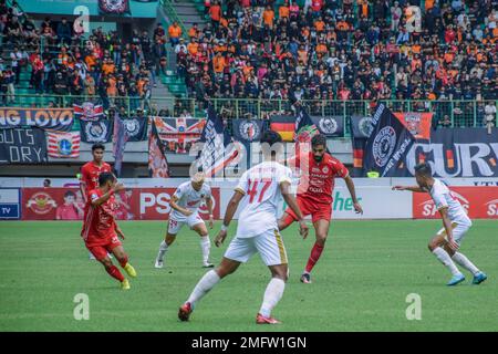 Indonesien. 25. Januar 2023. Abdulla Yusuf Helal (Rot) (Persija Jakarta) versucht, in der Fortsetzung des indonesischen Fußballspiels 1 in Woche 20 im Patriot Candrabhaga Stadium, West Java, an den PSM Makassar-Spielern vorbeizukommen. Persija Jakarta konnte dank der Tore von Abdulla Yusuf Helal (2) und Aji Kusuma (2) mit 4-2 Punkten gewinnen. (Foto: Ahmad Soleh/Sipa USA) Guthaben: SIPA USA/Alamy Live News Stockfoto