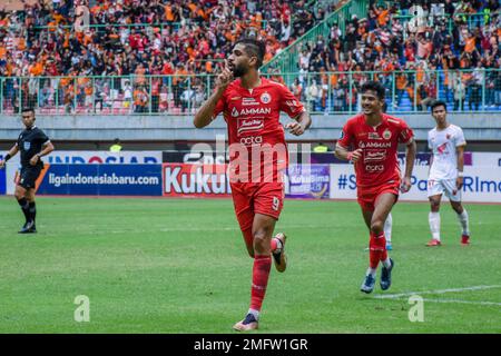 Indonesien. 25. Januar 2023. Abdulla Yusuf Helal (Bahrain National Team Player) feiert nach einem Tor gegen PSM Makassar in der Fortsetzung des Fußballspiels der Indonesischen Liga 1 in Woche 20 im Patriot Candrabhaga Stadium, West Java. Persija Jakarta konnte dank der Tore von Abdulla Yusuf Helal (2) und Aji Kusuma (2) mit 4-2 Punkten gewinnen. (Foto: Ahmad Soleh/Sipa USA) Guthaben: SIPA USA/Alamy Live News Stockfoto