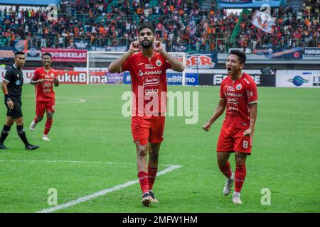 Indonesien. 25. Januar 2023. Abdulla Yusuf Helal (Bahrain National Team Player) feiert nach einem Tor gegen PSM Makassar in der Fortsetzung des Fußballspiels der Indonesischen Liga 1 in Woche 20 im Patriot Candrabhaga Stadium, West Java. Persija Jakarta konnte dank der Tore von Abdulla Yusuf Helal (2) und Aji Kusuma (2) mit 4-2 Punkten gewinnen. (Foto: Ahmad Soleh/Sipa USA) Guthaben: SIPA USA/Alamy Live News Stockfoto