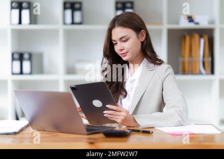 Administrator für Geschäftsleute Finanzprüfer, der den Bericht erstellt und den Saldo berechnet. Internes Erlös- und Buchhaltungskonzept Stockfoto