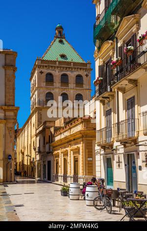 Zentrale Piazza della Repubblica mit dem Palast vom April 7 und der Chiesa Madre, Marsala, Sizilien, Marsala, Sizilien, Italien Stockfoto