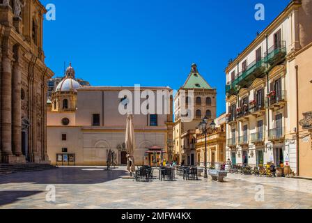 Zentrale Piazza della Repubblica mit dem Palast vom April 7 und der Chiesa Madre, Marsala, Sizilien, Marsala, Sizilien, Italien Stockfoto