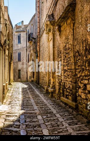 Die Altstadt, die mittelalterliche Stadt Erice, beeindruckt mit ihrer spektakulären Lage, Sizilien, Erice, Sizilien, Italien Stockfoto