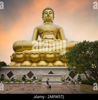 Bangkok, Thailand. 14. Dezember 2022. Wat Paknam Bhasicharoen. Museum in Maharatchamongkol große Pagode am Wat Paknam Tempel Stockfoto