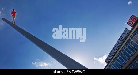 Ein Mann, der zum Himmel geht, auch Himmelsstuermer genannt, Skulptur von Jonathan Borofsky, Kulturbahnhof, Kassel, Hessen, Deutschland Stockfoto