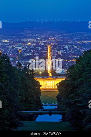 Bergpark Wilhelmshöhe mit Blick über die Zentralparkachse nach Kassel in der blauen Stunde, Kassel, Hessen, Deutschland Stockfoto