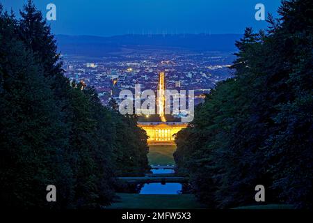 Bergpark Wilhelmshöhe mit Blick über die Zentralparkachse nach Kassel in der blauen Stunde, Kassel, Hessen, Deutschland Stockfoto