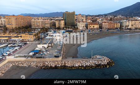 Fuengirola City mit Blick vom Meer. Morgengrauen. Fuengirola, Costa del Sol, Provinz Malaga, Andalusien, Spanien. Stockfoto