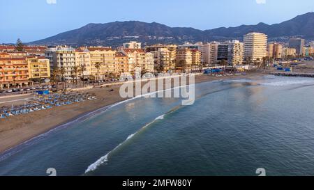 Blick auf das Fuengirola Meer, den Strand, die Berge und das Mittelmeer aus der Vogelperspektive. Morgengrauen. Fuengirola, Costa del Sol, Provinz Malaga, Andalusien, Spanien. Stockfoto