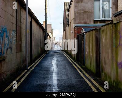 Enge Seitengasse in den schroffen Seitenstraßen von Blackpool Lancashire UK Stockfoto