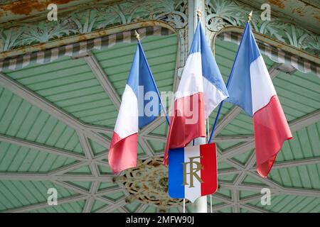 Eingang zum Rathaus in Frankreich mit dreifarbiger französischer Flagge Stockfoto