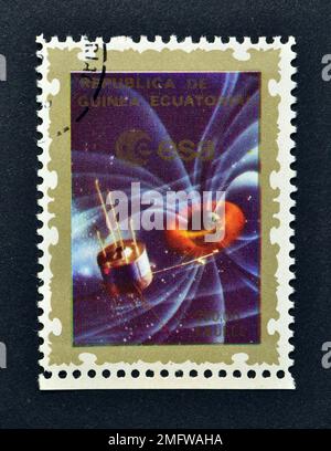 Von Äquatorialguinea gedruckte Briefmarke, die Satellit, Europäische Weltraumorganisation (ESA) um 1977, zeigt. Stockfoto
