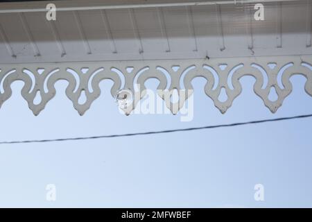 Echtes zerbrochenes Glas. Einschusslöcher in Glas. Zerschossen und zerbrochen und zerstört Stockfoto