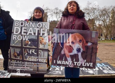 London, Großbritannien. 16. Januar 2023 Tierrechtler haben im Vorfeld der Regierungsdebatte einen Protest auf dem Parlamentsplatz gegen eine Petition veranstaltet, in der die Einstellung der kommerziellen Tierzucht für Laboratorien und die Einstellung von Tierversuchen gefordert wurde. Stockfoto