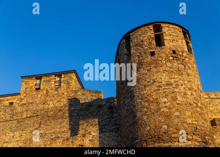 Ponferrada, Spanien. Der Turm Torre del Malvecino und die Mauern des Castillo de los Templarios (Burg der Tempelritter) Stockfoto