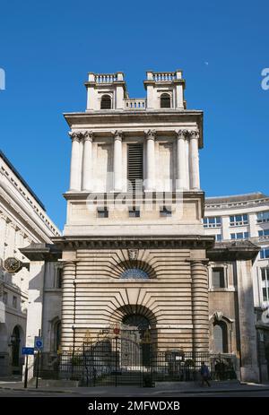 Die barocke Fassade der Kirche St Mary Woolnoth aus dem 18. Jahrhundert, an der Kreuzung King William Street und Lombard Street, in der City of London, Großbritannien Stockfoto